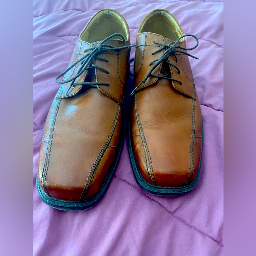 Rockport square-top laced leather shoes.